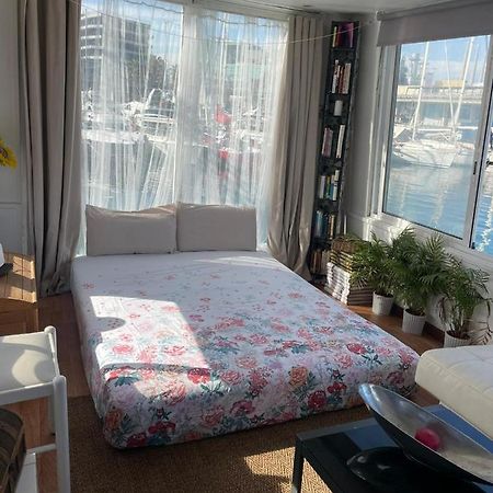 Light Bedroom In A Home Boat バルセロナ エクステリア 写真