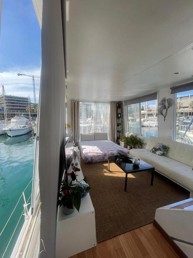 Light Bedroom In A Home Boat バルセロナ エクステリア 写真