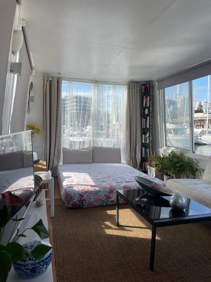 Light Bedroom In A Home Boat バルセロナ エクステリア 写真