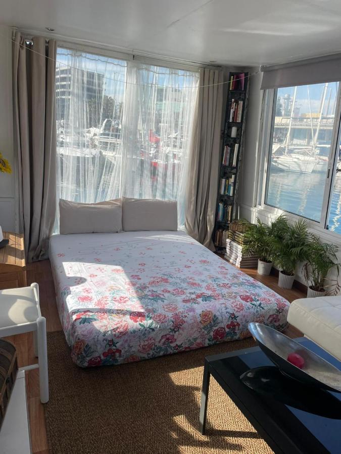 Light Bedroom In A Home Boat バルセロナ エクステリア 写真