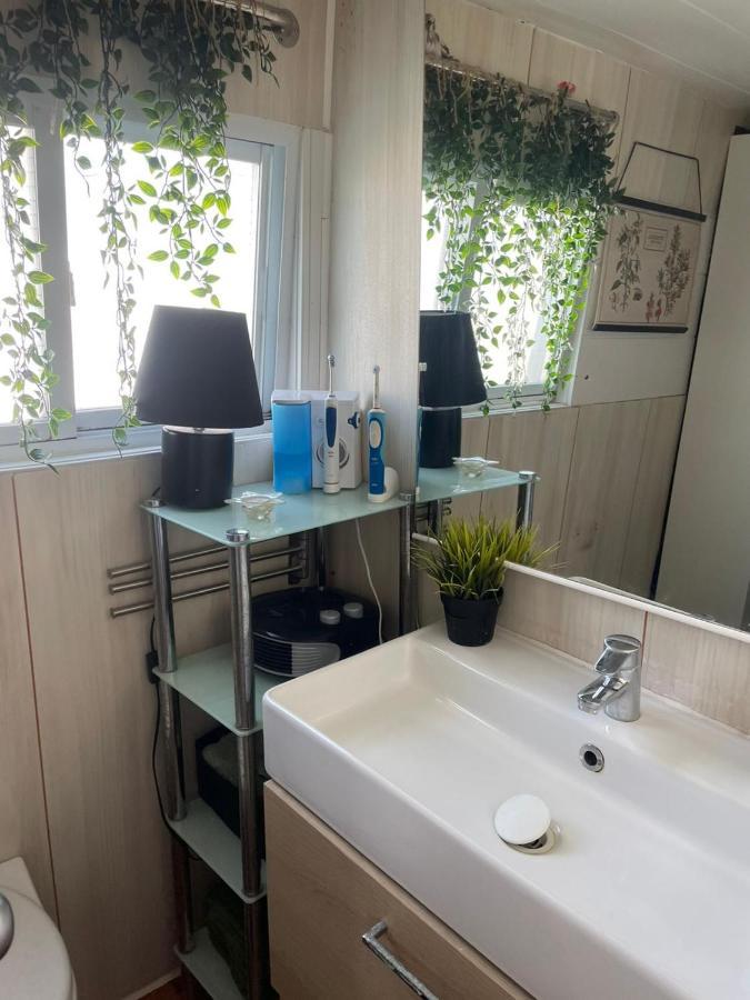 Light Bedroom In A Home Boat バルセロナ エクステリア 写真
