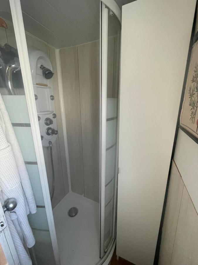 Light Bedroom In A Home Boat バルセロナ エクステリア 写真