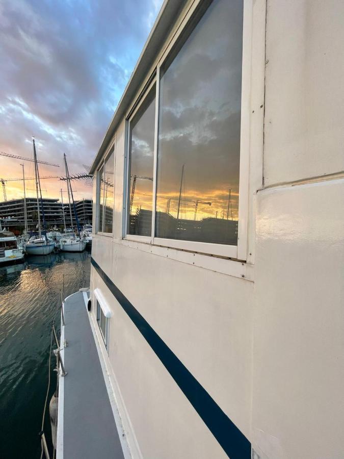 Light Bedroom In A Home Boat バルセロナ エクステリア 写真