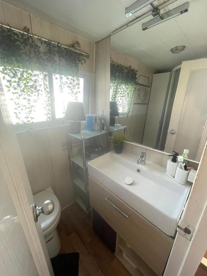 Light Bedroom In A Home Boat バルセロナ エクステリア 写真